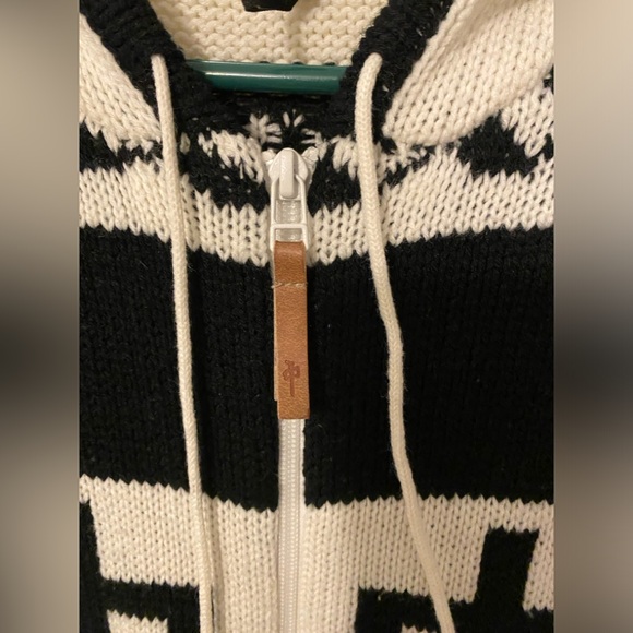 Women’s Red Dragon Cowichan Knit Wool Sweater - Picture 3 of 6